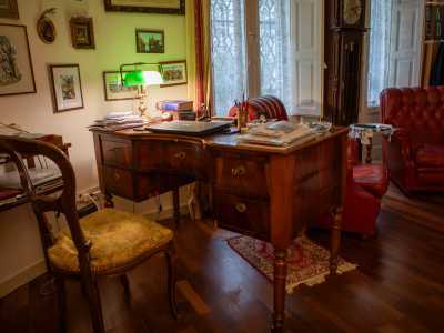 Ma il pezzo forte della casa � un�elegante e lucida scrivania in legno. �� quella dove Aldo Moro lavor� dagli inizi degli anni 40 fino al 1946 � afferma AntonGiulio -. Lui, mio zio Francesco Maria e Pasquale Del Prete (futuro rettore dell�Universit� di Bari), aprirono infatti un ufficio al primo piano del palazzo�